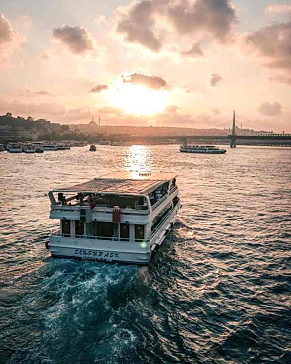 İstanbul'da Öğleden Sonra Tekne'de Boğaz Turu